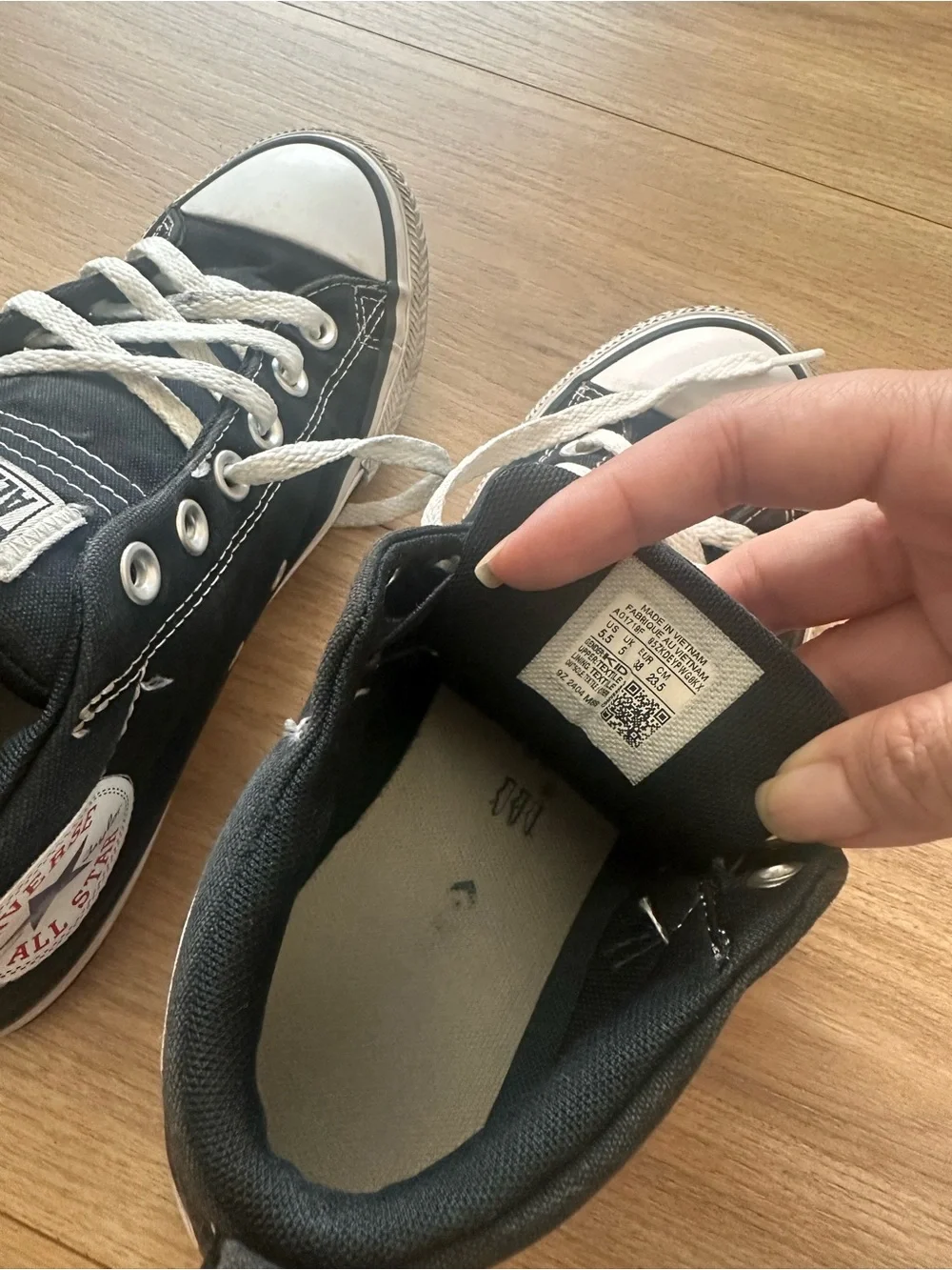 Converse Chuck Taylor All Star - Youth 5.5 / Women’s 7-7.5